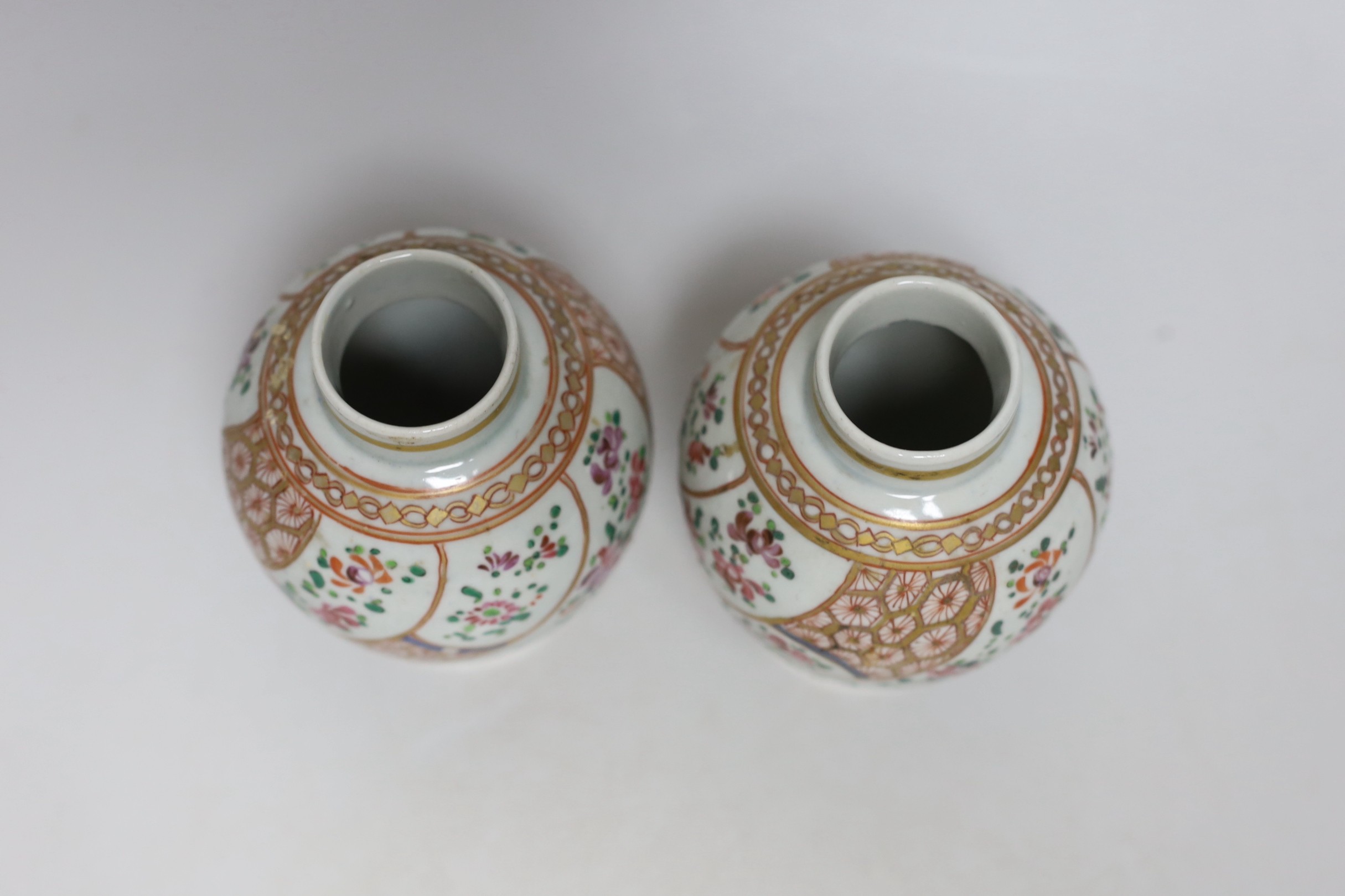 A pair of 19th century Samson of Paris jars and covers, 14cm